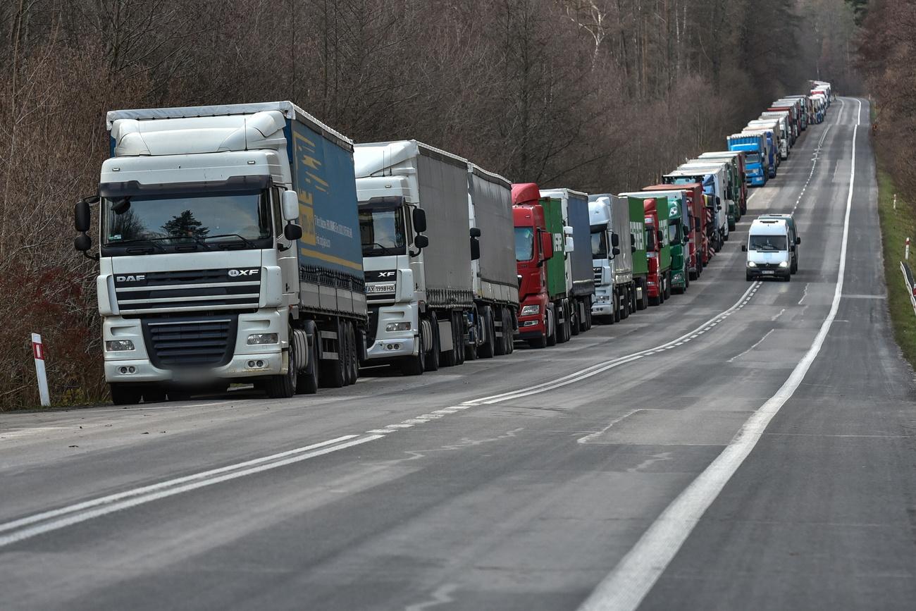 Des camions font la queue à la frontière polono-ukrainienne. [Keystone - EPA/Wojtek Jargilo]