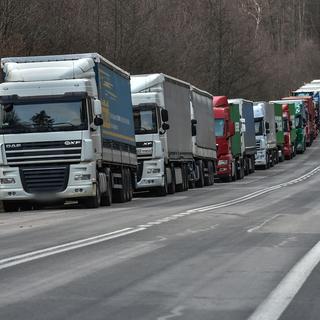 Des camions font la queue à la frontière polono-ukrainienne. [Keystone - EPA/Wojtek Jargilo]