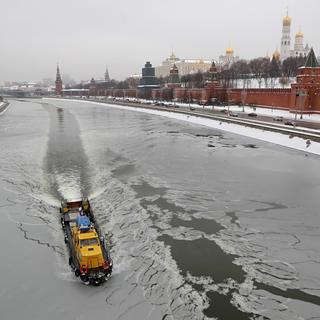 Lundi 27 novembre: vue sur la rivière Moscou et le Kremlin couverts de neige à Moscou. [Keystone - EPA/MAXIM SHIPENKOV]