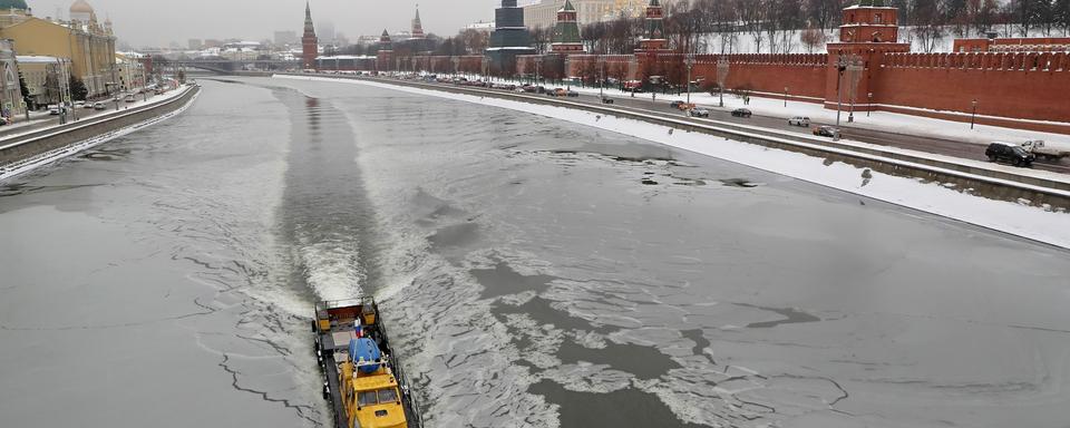 Lundi 27 novembre: vue sur la rivière Moscou et le Kremlin couverts de neige à Moscou. [Keystone - EPA/MAXIM SHIPENKOV]