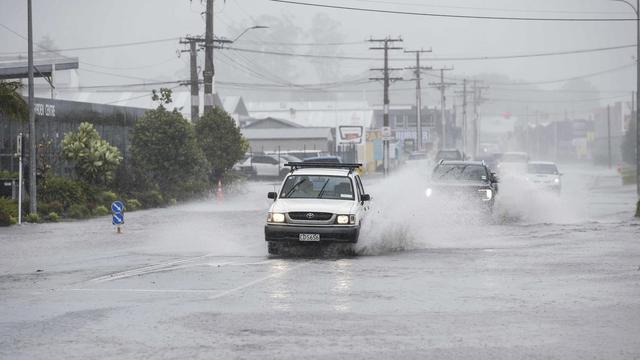 Des voitures circulent sur des routes inondées dans la ville de Whangarei, dans le nord de la Nouvelle-Zélande, lors d'une tempête dimanche 12 février 2023. [Keystone - Michael Cunningham / Northern Advocate / AP Photo]