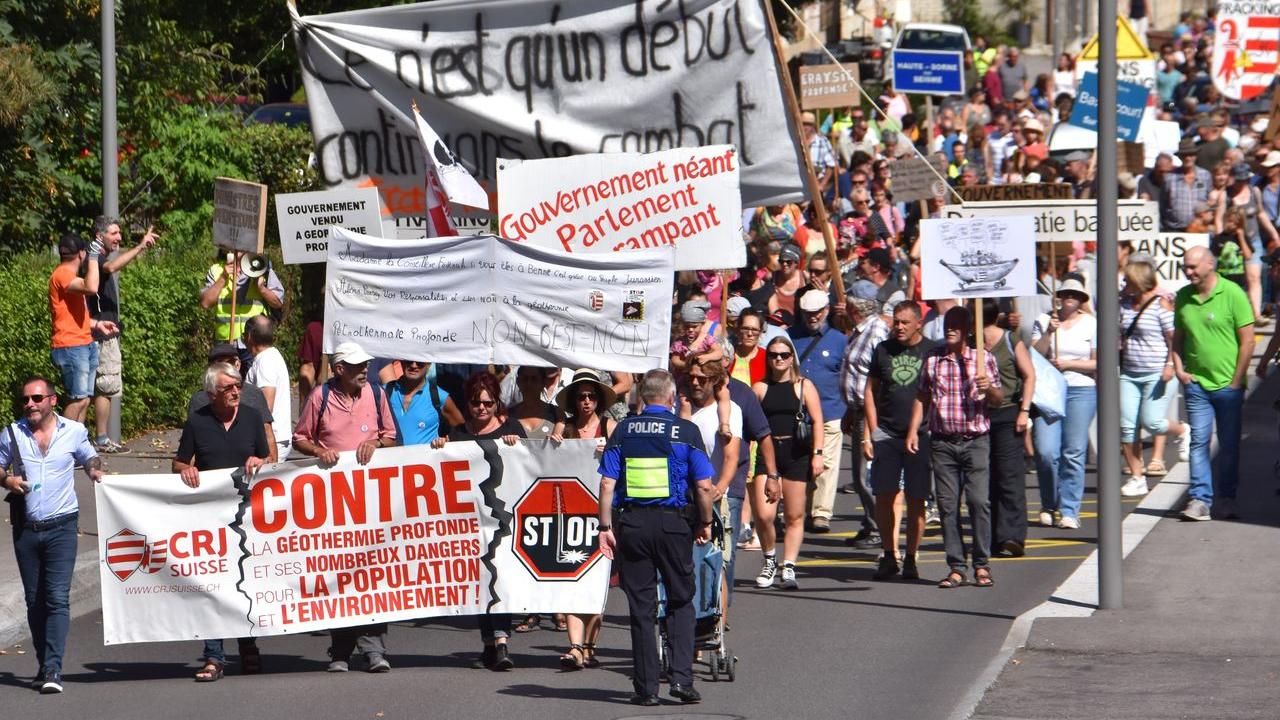 Environ 1000 personnes ont défilé samedi dans les rues de Delémont pour exiger l'arrêt du projet de géothermie. [RTS - Gaël Klein]
