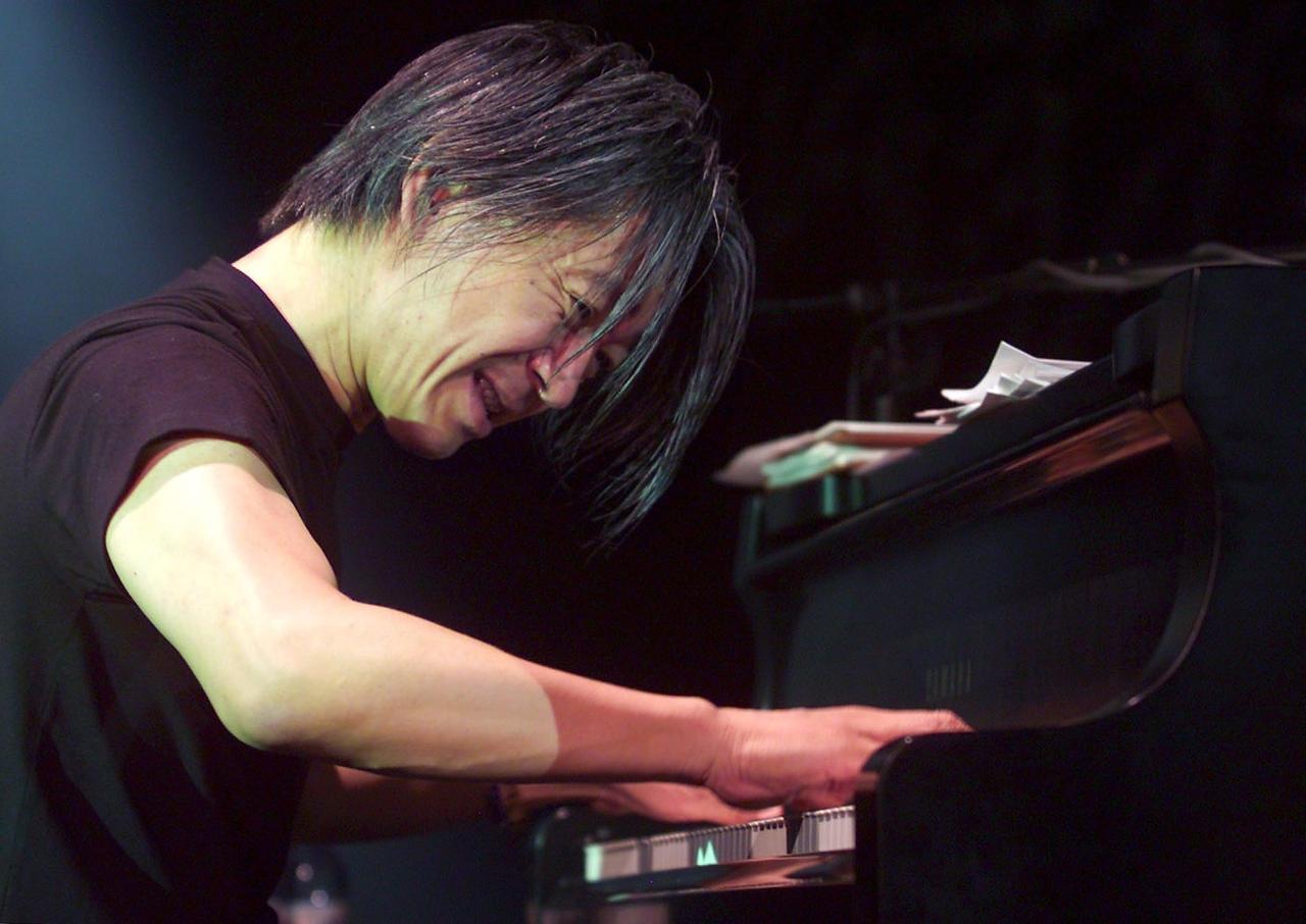 Ryuici Sakamoto lors d'un concert avec la formation "Ryuichi Sakamoto and friends", en juillet 2000 au Montreux Jazz Festival. [Keystone - Martial Trezzini]