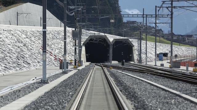 Le déraillement d'un train a interrompu le trafic ferroviaire dans le tunnel de base du Gothard. [Keystone - Gaetan Bally]