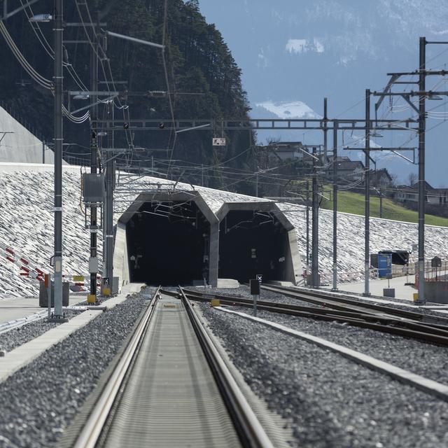 Le déraillement d'un train a interrompu le trafic ferroviaire dans le tunnel de base du Gothard. [Keystone - Gaetan Bally]