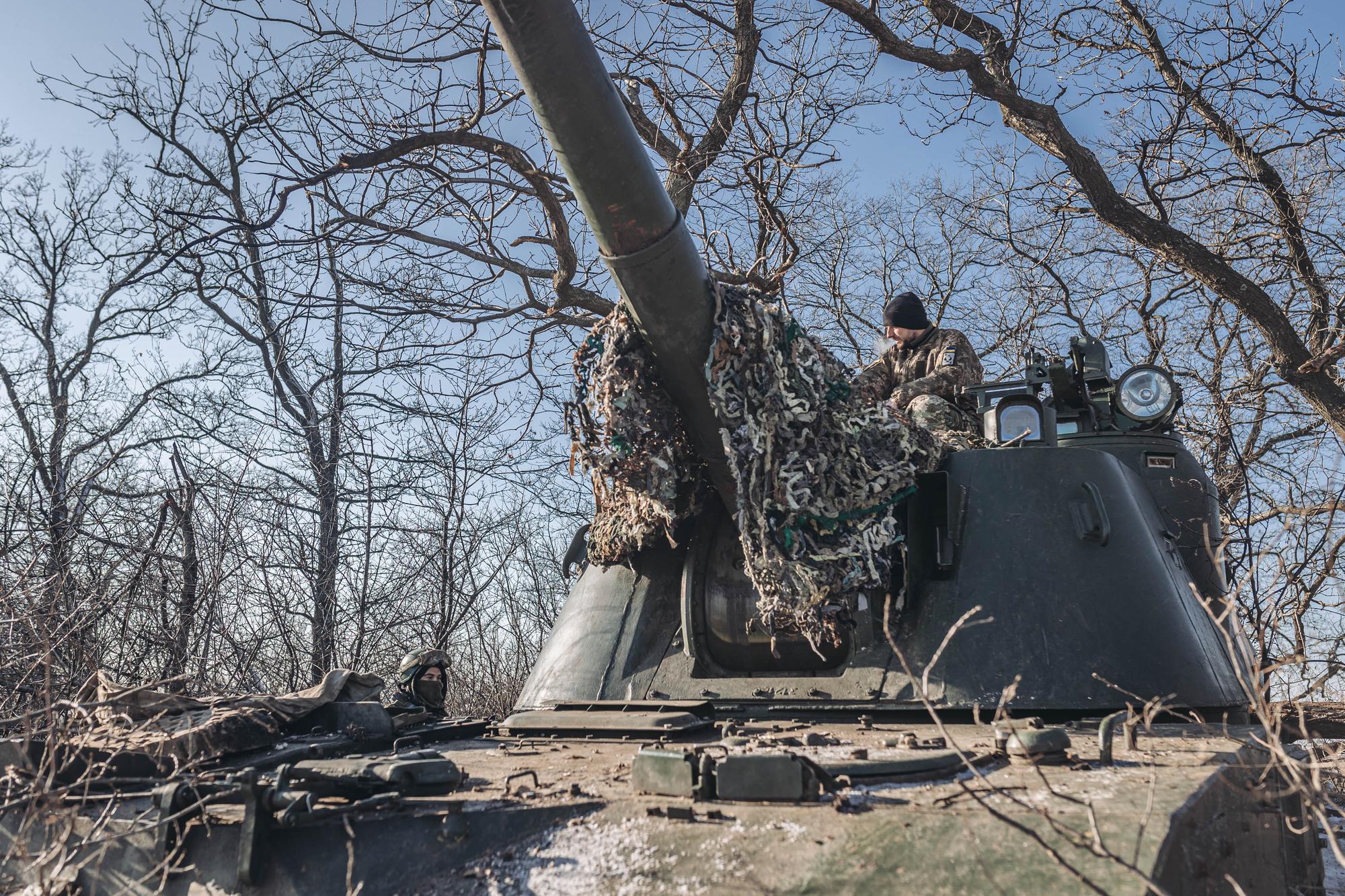 Un soldat ukrainien dissimulé avec un tank dans une forêt sur la ligne de front de Bakhmut, le 8 janvier 2023. [afp/anadolu - Diego Herrera Carcedo]