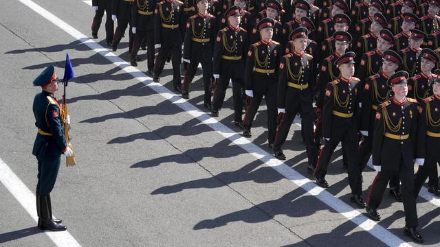 Des cadets militaires défilent lors de la parade militaire du Jour de la Victoire sur la place Dvortsovaya pour célébrer les 78 ans de la victoire de la Seconde Guerre mondiale à Saint-Pétersbourg, Russie, le mardi 9 mai 2023. [Keystone - Dmitri Lovetsky]