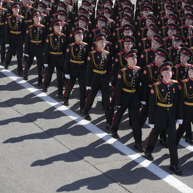 Des cadets militaires défilent lors de la parade militaire du Jour de la Victoire sur la place Dvortsovaya pour célébrer les 78 ans de la victoire de la Seconde Guerre mondiale à Saint-Pétersbourg, Russie, le mardi 9 mai 2023. [Keystone - Dmitri Lovetsky]