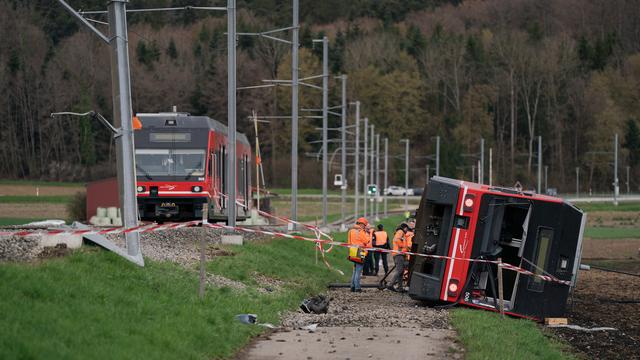 Un train de la compagnie Aare Seeland mobil a déraillé à Lüscherz (BE), sur la rive Sud du lac de Bienne. [Keystone]