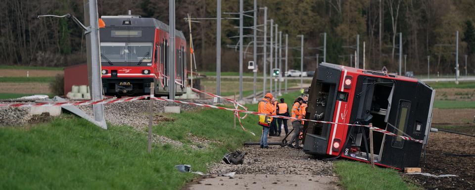 Un train de la compagnie Aare Seeland mobil a déraillé à Lüscherz (BE), sur la rive Sud du lac de Bienne. [Keystone]