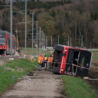 Un train de la compagnie Aare Seeland mobil a déraillé à Lüscherz (BE), sur la rive Sud du lac de Bienne. [Keystone]