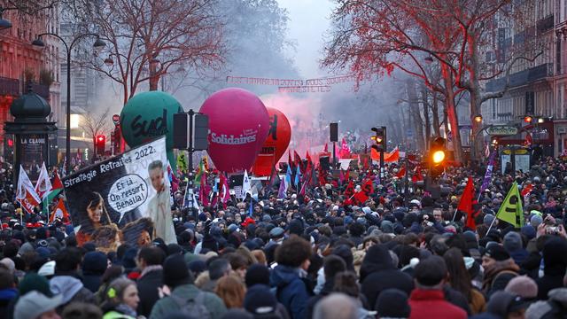 Des manifestants défilent pendant une grève nationale contre la réforme du système de retraite du gouvernement, à Paris,le 19 janvier 2023. [Keystone - EPA/Yoan Valat]