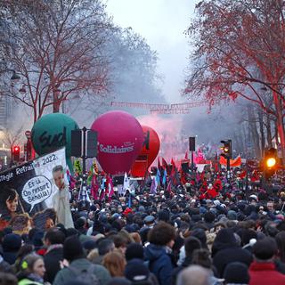 Des manifestants défilent pendant une grève nationale contre la réforme du système de retraite du gouvernement, à Paris,le 19 janvier 2023. [Keystone - EPA/Yoan Valat]