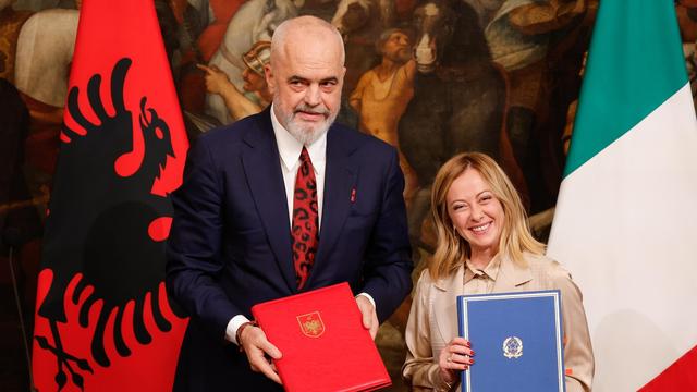 La Première ministre italienne Giorgia Meloni (droite) avec son homologue albanais Edi Rama (gauche). [EPA - Giuseppe Lami]