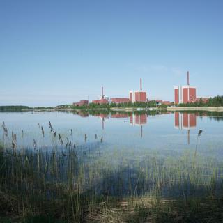 Située dans une réserve naturelle sur les rives de la Mer Baltique, les trois tours de la centrale d'Olkiluoto ont été peintes en rouge pour mieux s'insérer dans le paysage finlandais. Mai 2023. [RTS - Sophie Iselin]