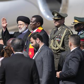 Le président iranien Ebrahim Raïssi en compagnie du président zimbabwéen Emmerson Mnangagwa à l'aéroport Robert Mugabe à Harare, le 13 juillet 2023. [Keystone/AP Photo - Tsvangirayi Mukwazhi]