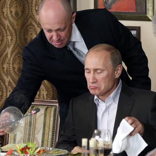 Evgueni Prigogine et Vladimir Poutine en 2011. [Keystone - AP Photo]