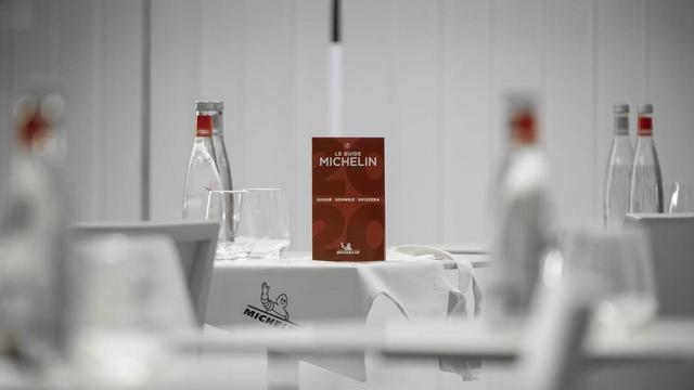 La Suisse conserve ses quatre restaurants triplement étoilés au Guide Michelin 2023. [Keystone]