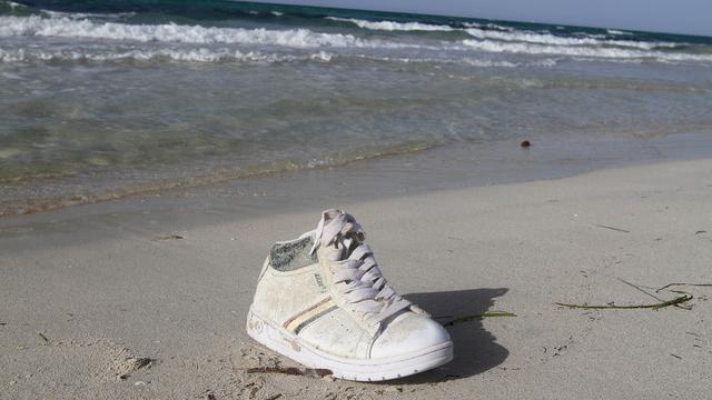 Une chaussure abandonnée sur une plage libyenne, en 2016. Image prétexte. [Reuters - Hani Amara]