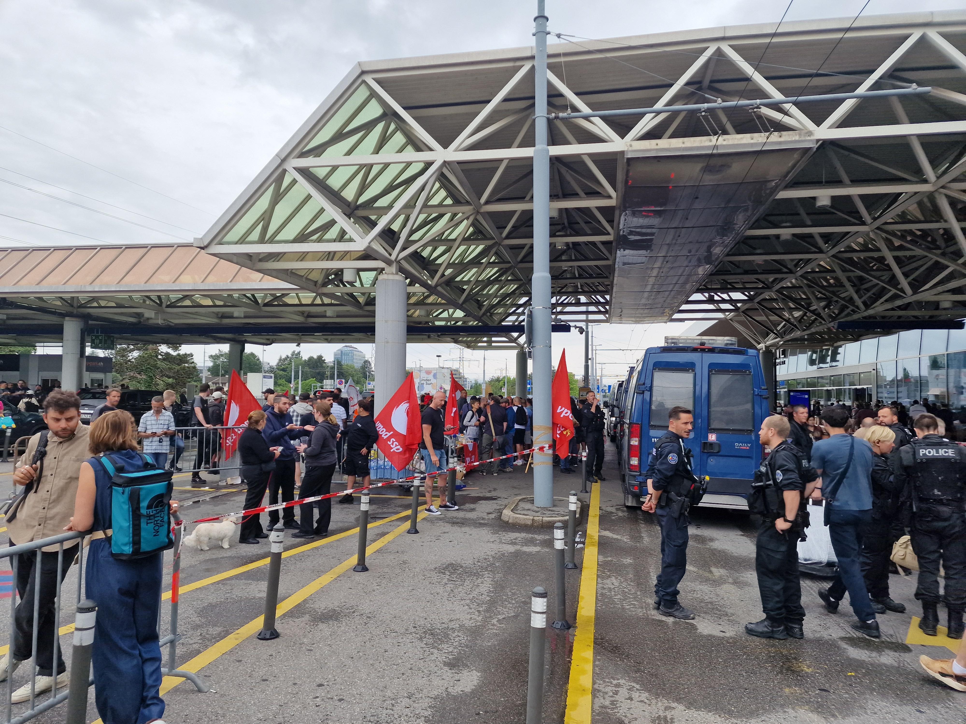 Les grévistes se sont rassemblés à l'entrée de l'aéroport vendredi matin. [RTS - Tristan Hertig]