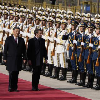 Le président français Emmanuel Macron inspecte une garde d'honneur avec le président chinois Xi Jinping à Pékin le 6 avril 2023. [Keystone - AP Photo/Ng Han Guan, Pool]