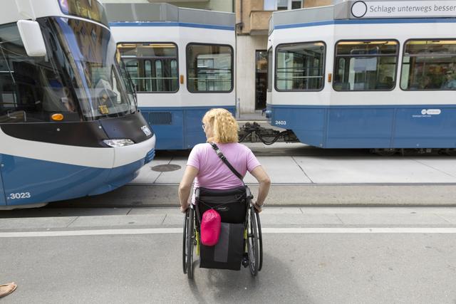 Deux tiers des arrêts de bus et de trams suisses doivent encore être aménagés pour être accessibles aux personnes en situation de handicap. [Keystone - Gaetan Bally]