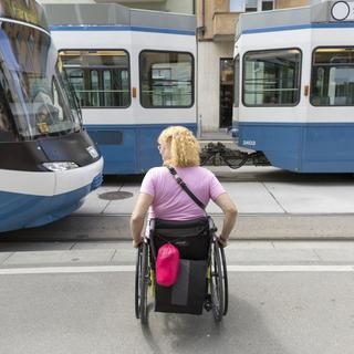 Deux tiers des arrêts de bus et de trams suisses doivent encore être aménagés pour être accessibles aux personnes en situation de handicap. [Keystone - Gaetan Bally]
