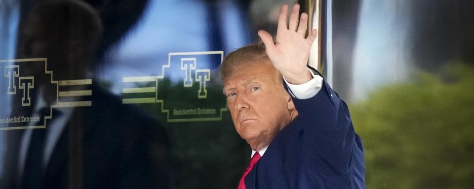 À New York, l'ancien président Donald Trump doit passer le 4 avril 2023 devant un juge. [AP Photo/Keystone - Bryan Woolston]