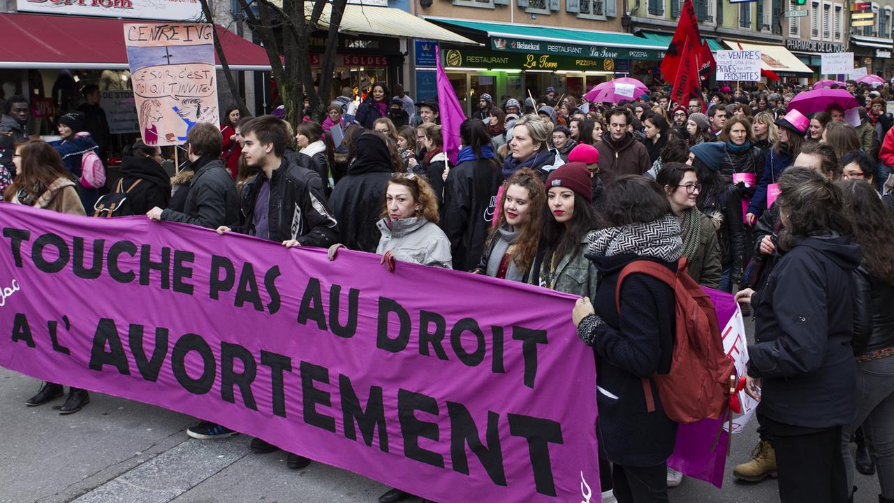 Des personnes défilant à Lausanne lors d'une manifestation pro-avortement (image d'illustration). [Keystone - Aline Staub]