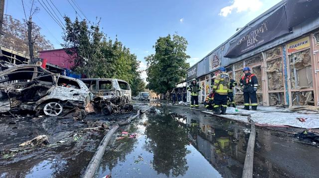 Des services de secours en action à Kostiantynivka, dans l'est de l'Ukraine. [Volodymyr Zelensky via Telegram/Reuters - VOLODYMYR ZELENSKIY VIA TELEGRAM]