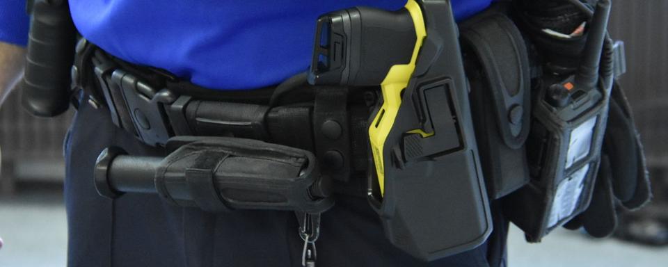 Le taser entre à la police jurassienne. [RTS - Gaël Klein]