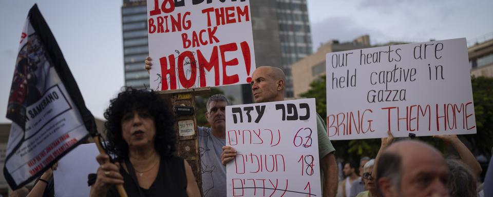 Les proches des otages sont en faveur de l'aide humanitaire en échange de leur retour. [AP Photo - Oded Balilty]