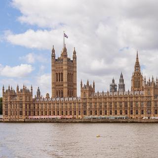 En 1707, les parlements du Royaume d'Angleterre et du Royaume d'Écosse sont dissous afin de former le Royaume de Grande-Bretagne, gouverné par un Parlement de Grande-Bretagne unifié. Celui-ci s'installe alors dans le palais de Westminster, à Londres. Westminster abrite aujourd'hui encore les deux chambres du Parlement du Royaume-Uni: la Chambre des communes et la Chambre des lords. [wikipedia - Terry Ott]
