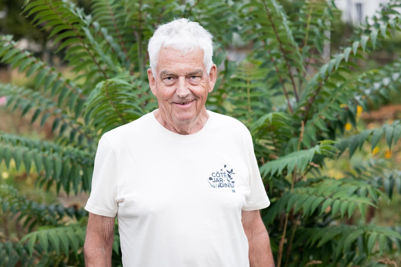 Nicolas Faïss est un superactif. L’âge ne semble pas avoir de prise sur notre honorable valaisan. On le voit encore grimper en haut des échelles pour tailler les fruitiers ou soigner les grands arbres. Travailleur infatigable, Nicolas a un appétit d’apprendre et de transmettre qu’il met au profit des auditeurs depuis des lustres. [Guillaume Perret]