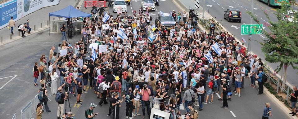 Des familles d'otages israéliens détenus par le Hamas à Gaza manifestent lors d'un rassemblement à Tel Aviv, Israël, le 14 novembre 2023. [Keystone - EPA/ABIR SULTAN]