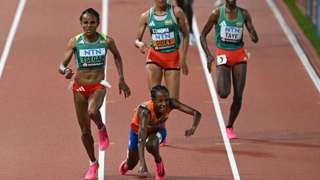 L'Ethiopienne Tsegay (gauche) "profite" de la chute d'Assan et remporte le 10'000 m. [Attila Kisbenedek]