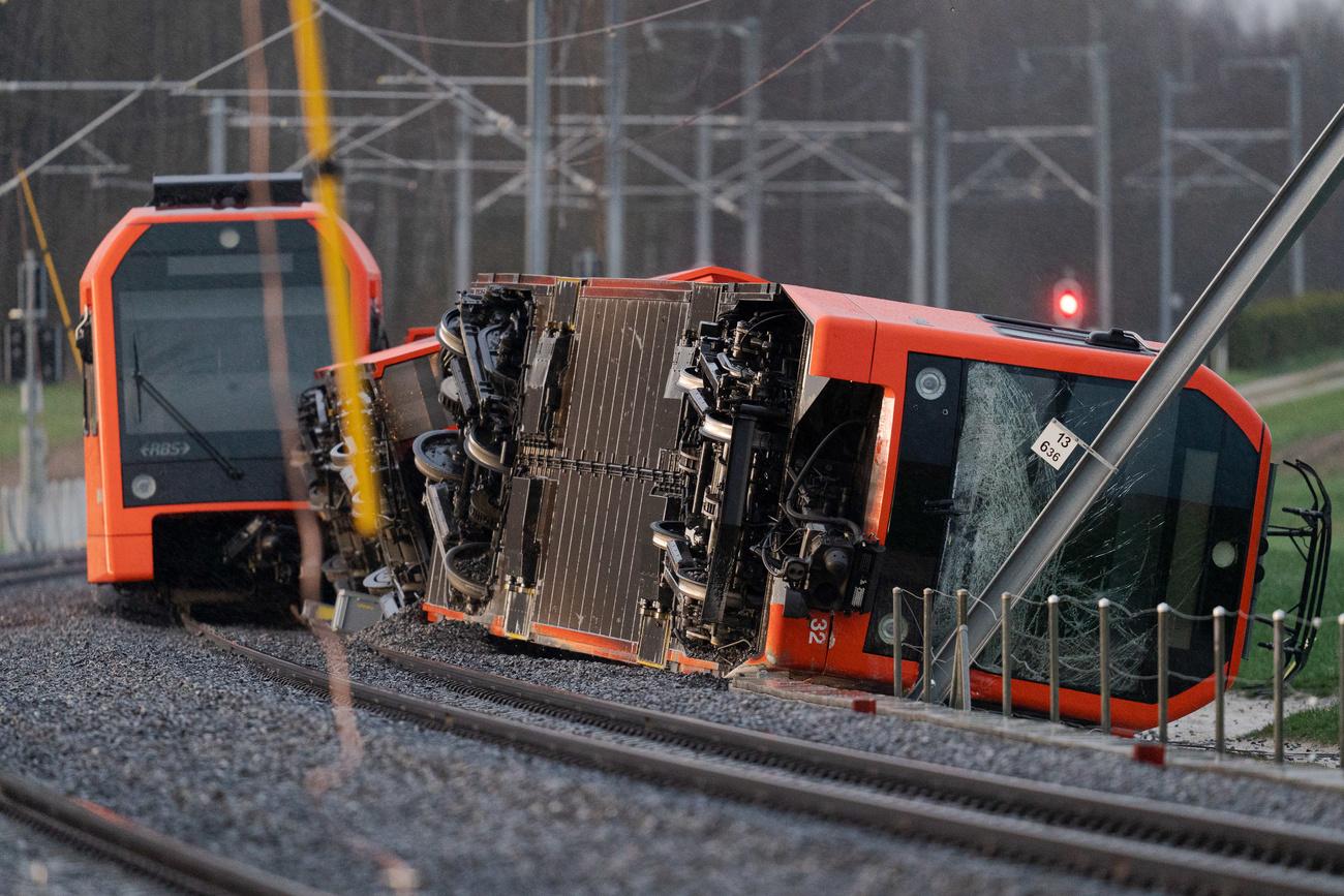 Le déraillement d'un train régional de la compagnie RBS près de la gare de Büren zum Hof (BE) a fait 12 blessés le 31 mars 2023. [Keystone - Manuel Lopez]