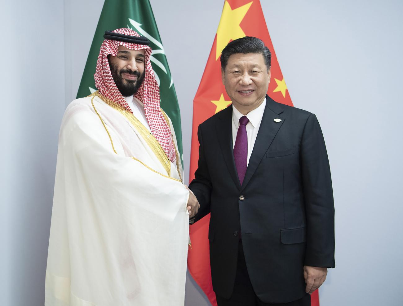 Le président chinois Xi Jinping rencontre le prince héritier saoudien Mohammed ben Salmane à Buenos Aires en 2018, lors d'un sommet du G20. [Xinhua via AP/Keystone - Li Tao]