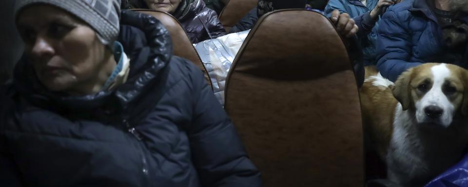 Des habitants de Soledar assis dans un bus dans l'attente de pouvoir être relogés dans des appartements près de Shakhtarsk. [AP Photo/keystone - AP Photo]