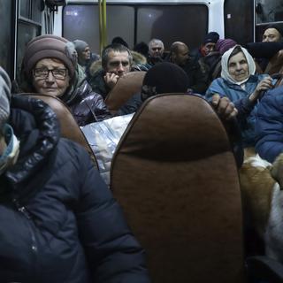 Des habitants de Soledar assis dans un bus dans l'attente de pouvoir être relogés dans des appartements près de Shakhtarsk. [AP Photo/keystone - AP Photo]