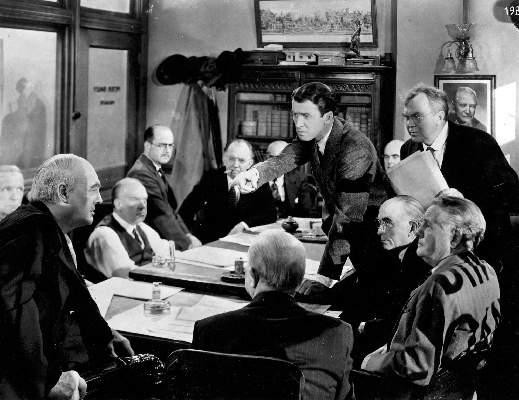 James Stewart, Thomas Mitchell et Lionel Barrymore dans "La vie est belle" de Capra en 1946. [AFP - Collection Cinema / Photo12]