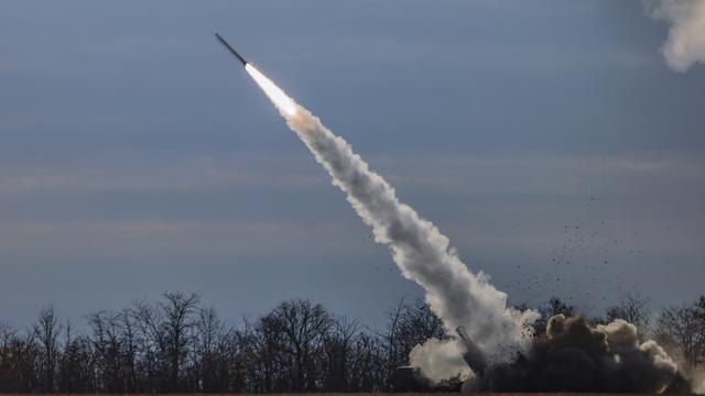 Une roquette tirée par l'armée ukrainienne en direction de la Russie. [Keystone - EPA/Hannibal Hanschke]