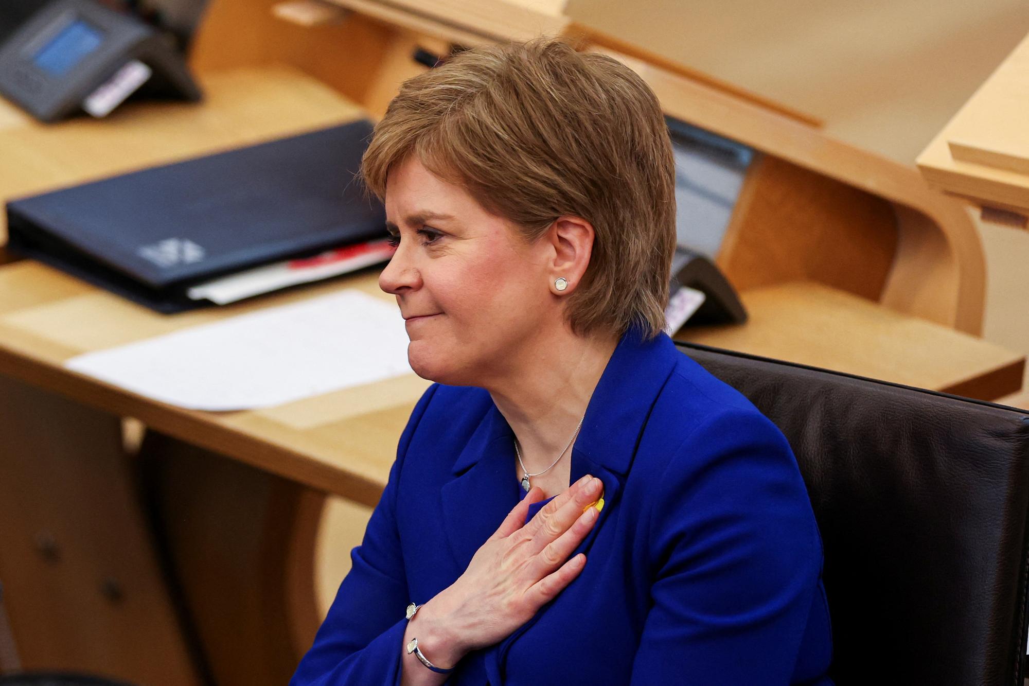 La Première ministre Nicola Sturgeon lors de sa dernière séance de questions du Parlement écossais, le 23 mars 2023. [Reuters - Russell Cheyne]
