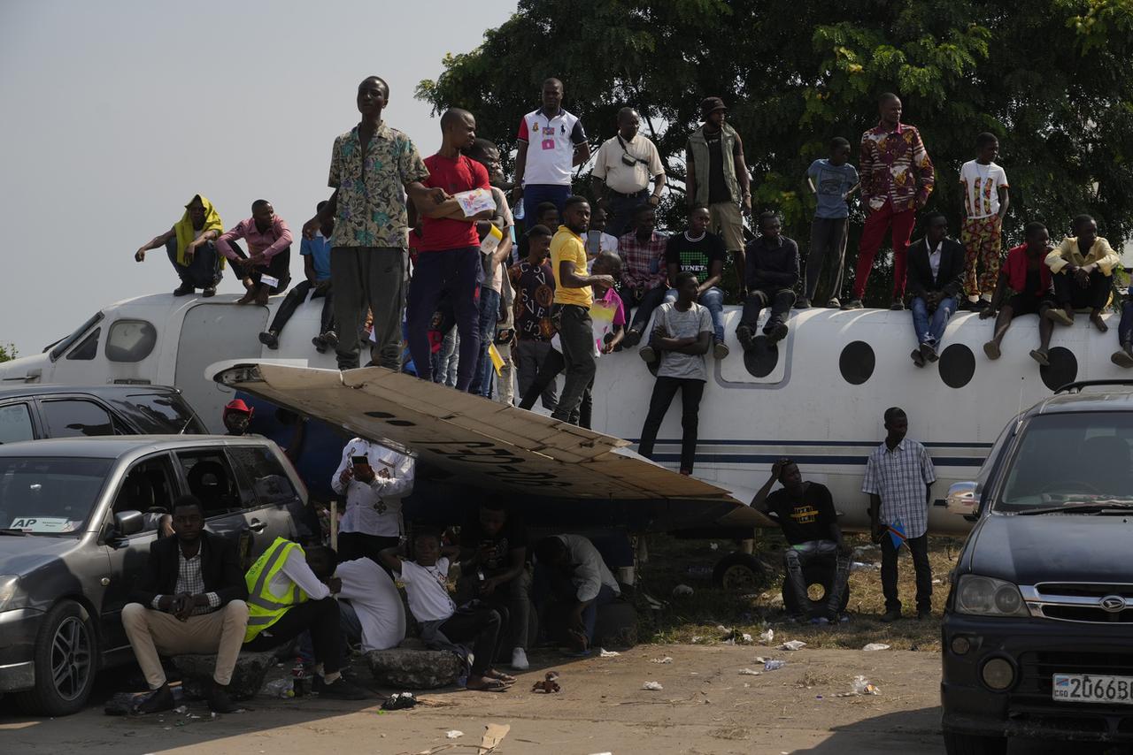 Beaucoup de fidèles sont arrivés dès mardi soir sur le tarmac de l'aéroport de Ndolo. [Keystone - Gregorio Borgia]