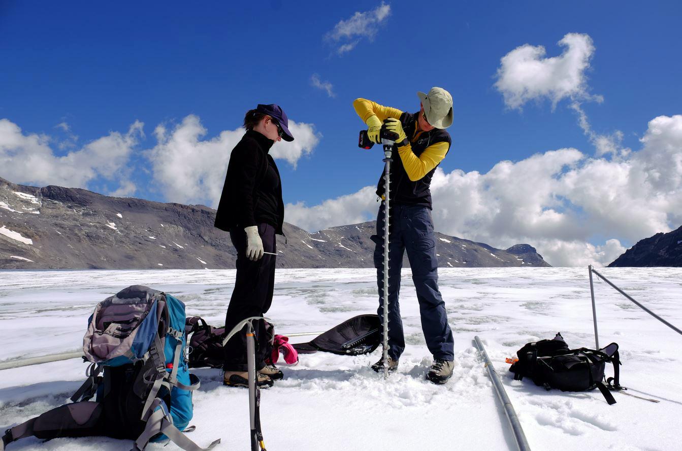 Matthias Huss fore un trou pour un jalon gradué afin de déterminer la fonte; ces données aident à mieux documenter et comprendre la perte de masse des glaciers. [ESL - Clara Streule]