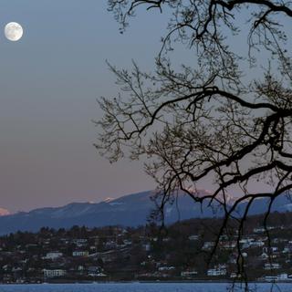 La lune se lève sur Cologny (GE), sur les rives du lac Léman, le 10 décembre 2019. [Keystone - Salvatore Di Nolfi]