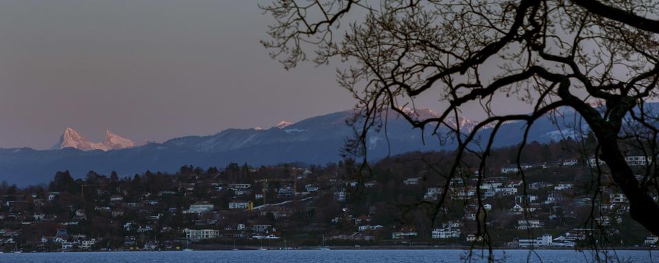 La lune se lève sur Cologny (GE), sur les rives du lac Léman, le 10 décembre 2019. [Keystone - Salvatore Di Nolfi]