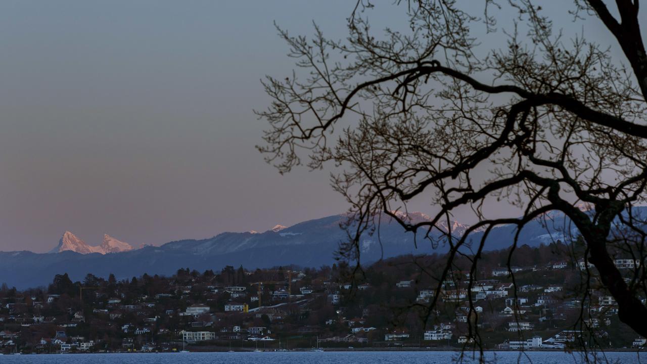 La lune se lève sur Cologny (GE), sur les rives du lac Léman, le 10 décembre 2019. [Keystone - Salvatore Di Nolfi]