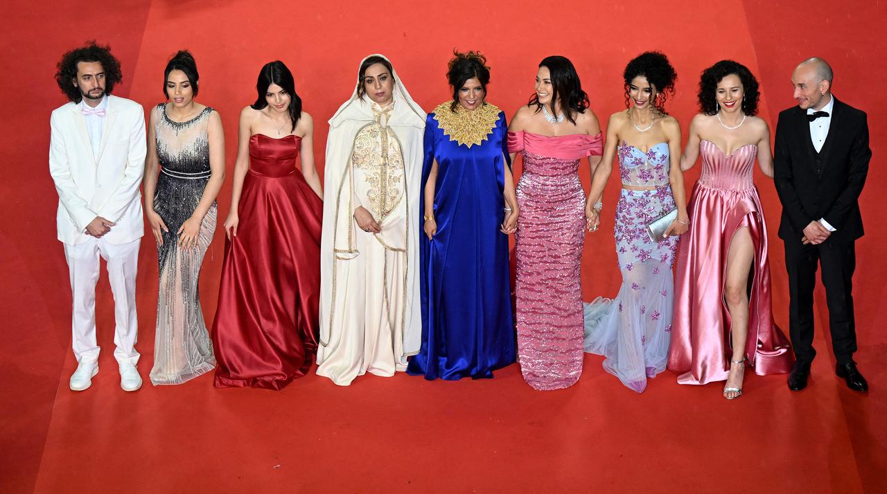 L'équipe du film tunisien "Les Filles d'Olfa" sous les feux des projecteurs. De gauche à droite, Nadim Cheikhouha, Eya Chikahoui, Tayssir Chikhaoui, Olfa Hamrouni, Kaouther Ben Hania (la réalisatrice), Hend Sabri, Ichraq Matar, Nour Karoui et Madj Mastoura. [AFP - Antonin Thuillier]