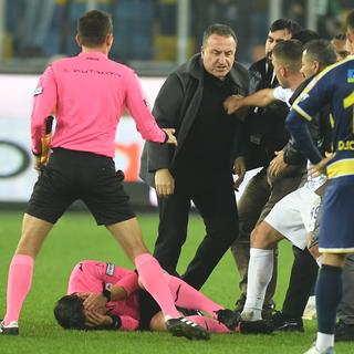 Agression d'un arbitre de football à Ankara, en Turquie,  lors d'un match entre Ankaragücü et Rizespor. [EPA/Keystone - Abdurrahman Antayali]